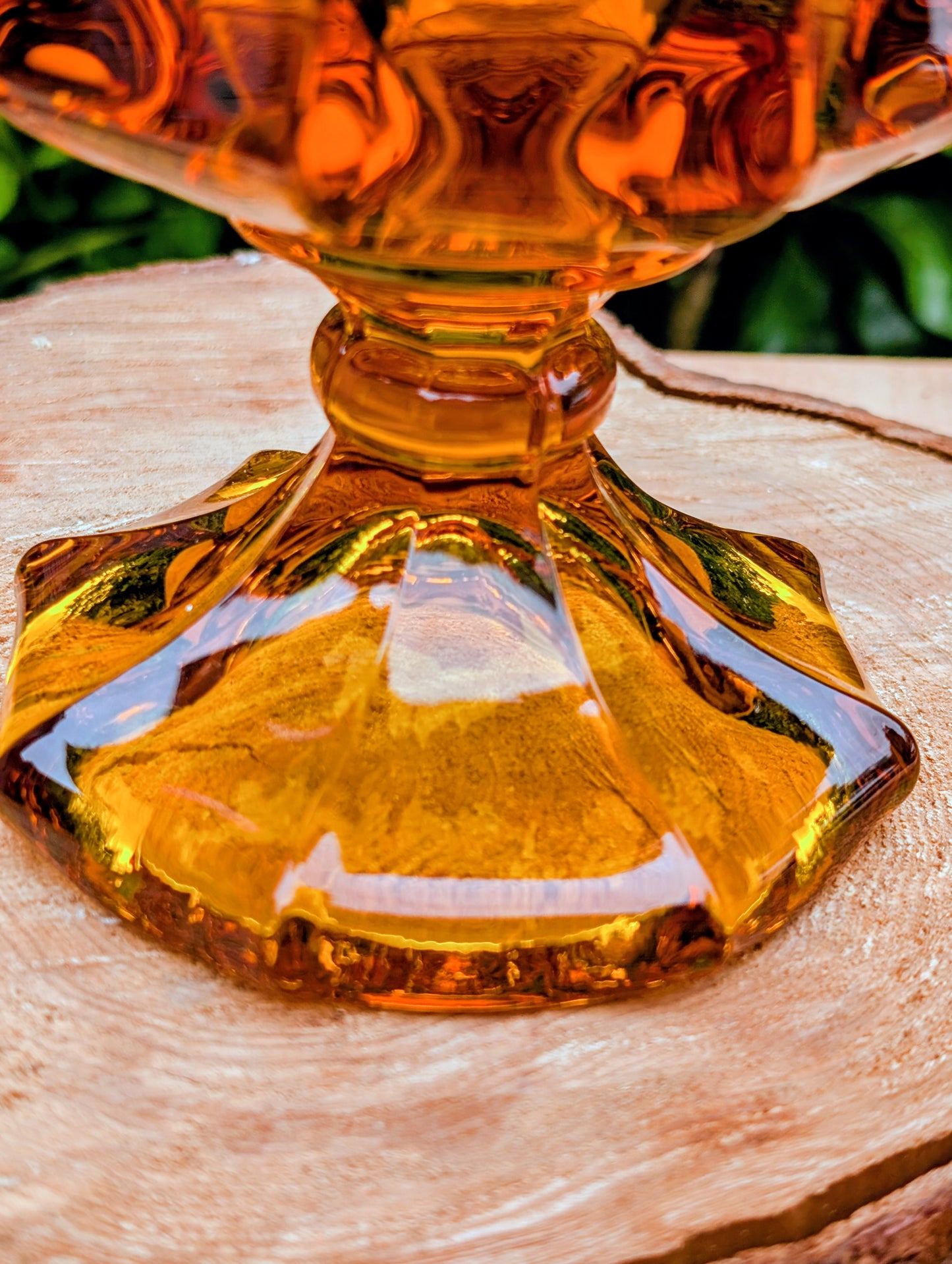 A stunning matching set of vintage Indiana Glass in the iconic Kings Crown (Coin) pattern. This coordinated amber glass collection includes a covered pedestal vase and matching covered candy dish, each with its original lid. A beautiful Mid-Century display for collectors and vintage home décor enthusiasts.
