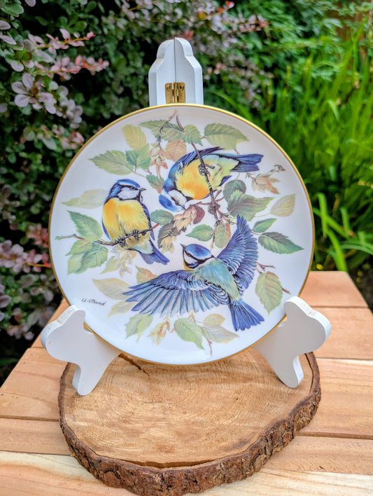 Celebrate the beauty of European wildlife with this 1985 WWF Blaumeise collector plate by renowned wildlife artist Ursula Band. Crafted by Alt Tirschenreuth in Germany with a 22-karat gold rim, this first issue in the European Songbirds series makes an elegant addition to any bird lover's or nature-inspired home.