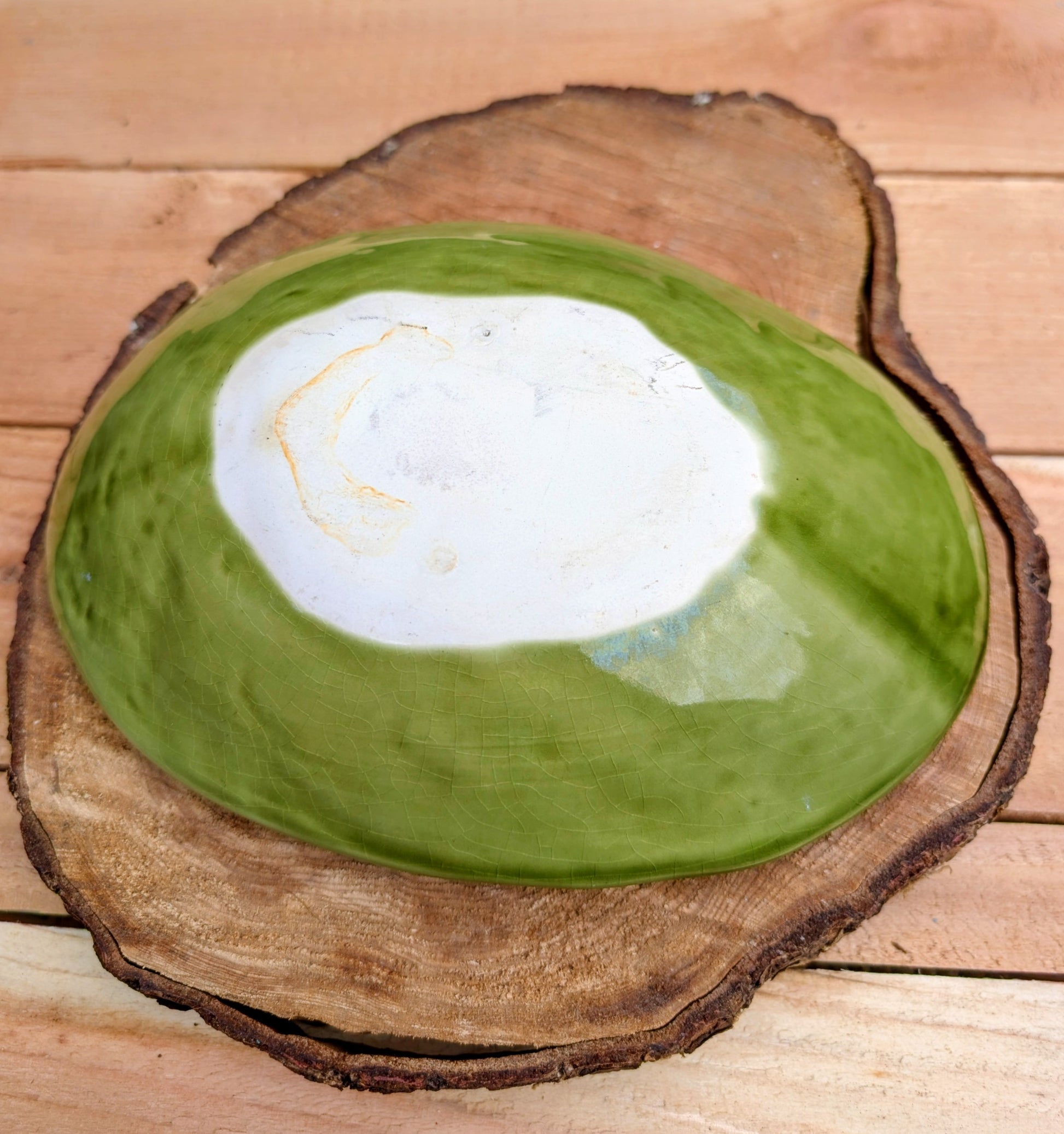 Celebrate the beauty of the forest with this handcrafted embossed oak leaf ceramic dish. Featuring a rich olive-green glaze and an organic form, it's equally at home serving small bites, holding jewelry, or adding a touch of Pacific Northwest charm to your décor.