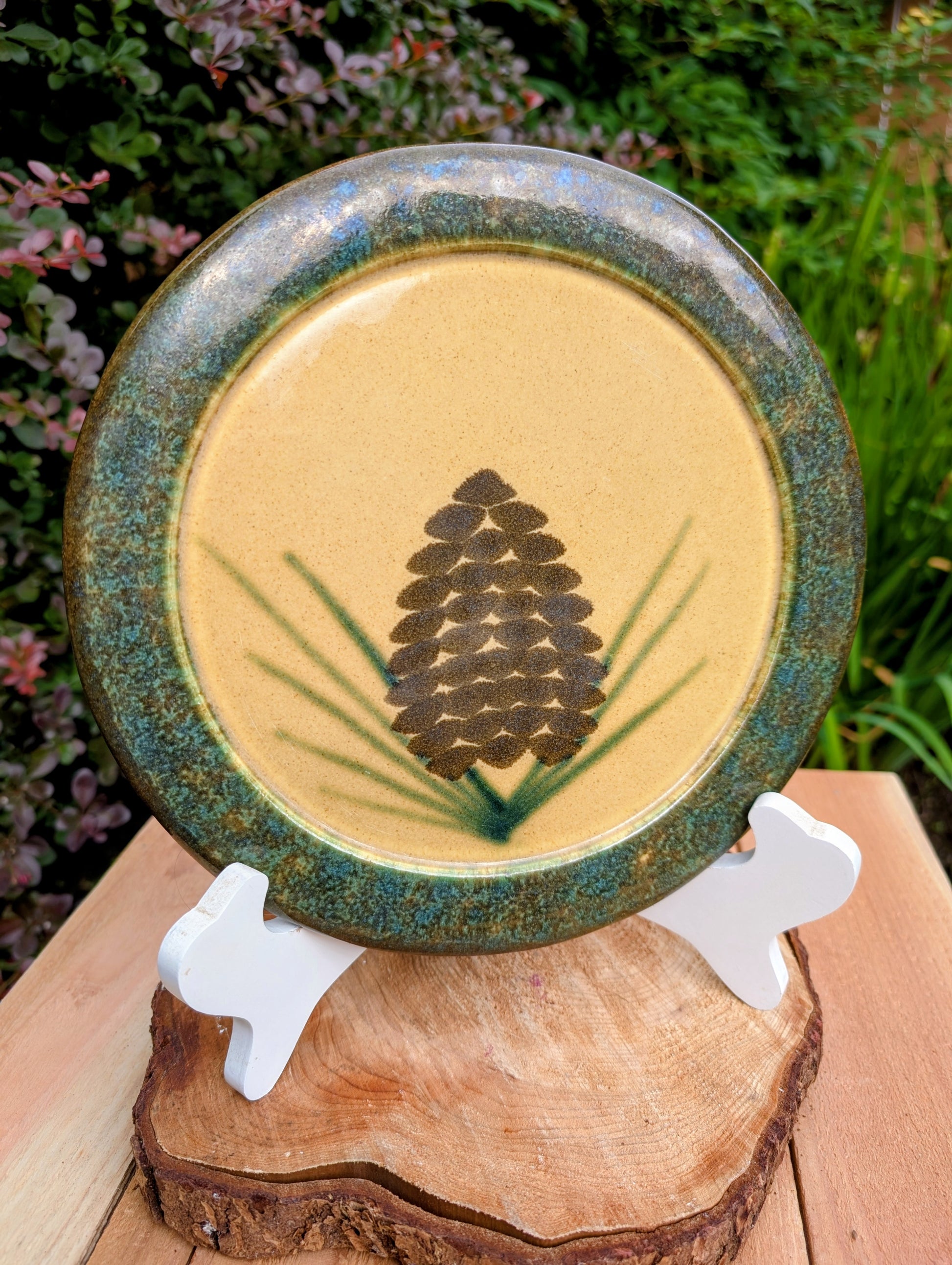 Bring the warmth of the forest to your table with this handcrafted Monroe Salt Works Pine Cone dinner plate. Featuring a classic salt-glazed finish and timeless woodland motif, this beautifully made stoneware piece blends everyday function with rustic New England craftsmanship.