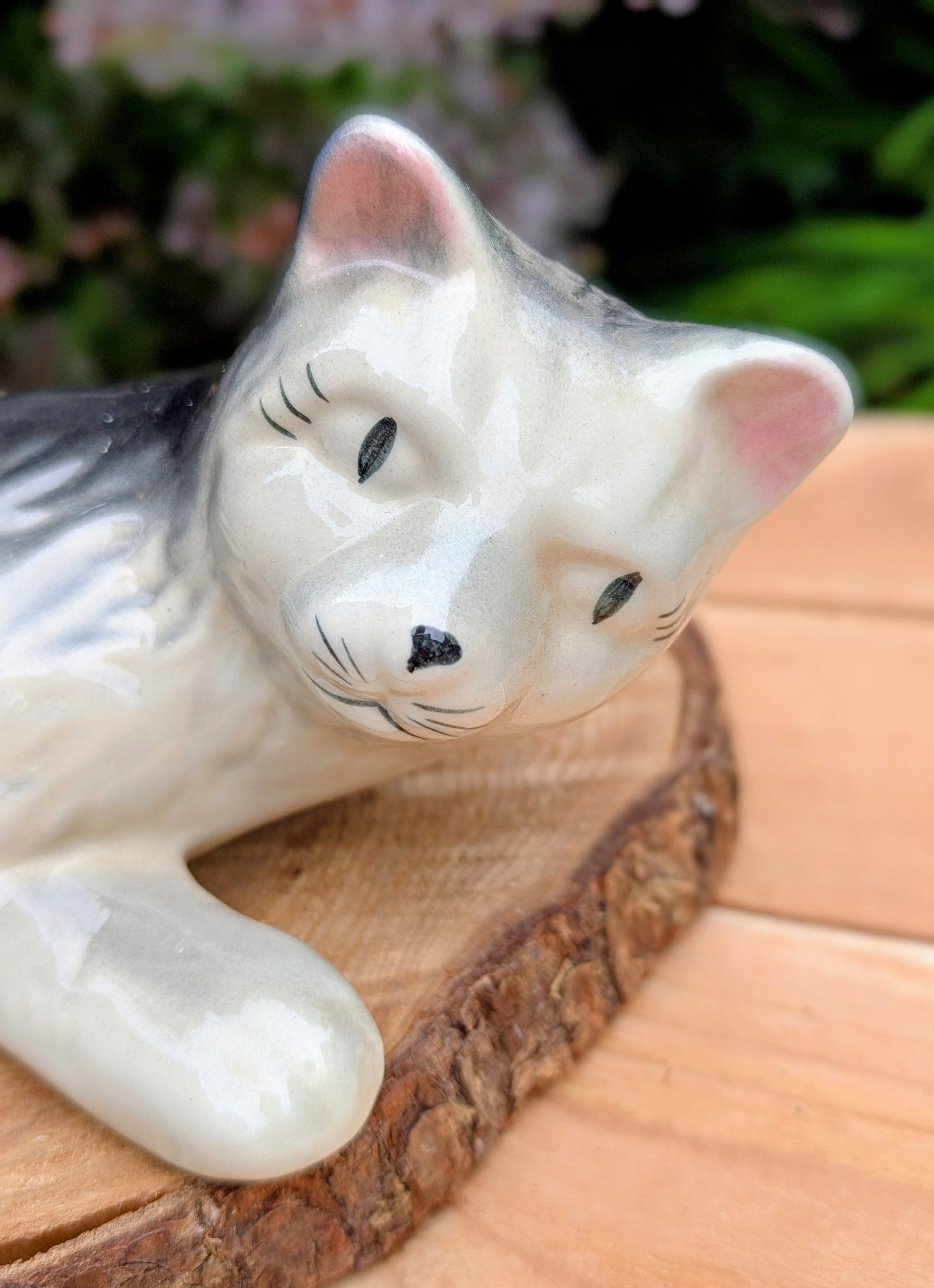 Bring a touch of mid-century whimsy to your home or garden with this vintage hand-painted ceramic wall hugger cat. Its generous 14-inch size, expressive face, and glossy gray-and-black finish make it a charming collectible for cat lovers and vintage décor enthusiasts alike.