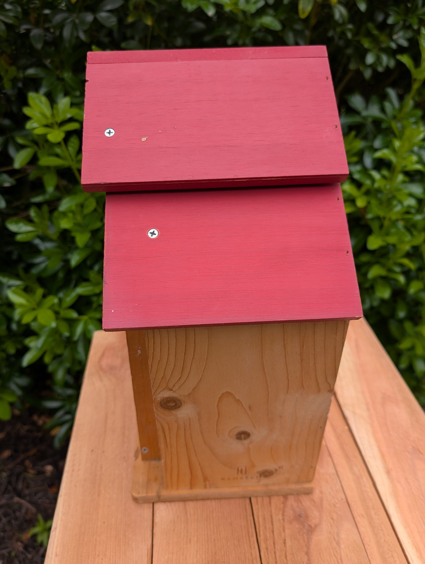 Create a welcoming refuge for native pollinators with this multi-chamber wooden insect hotel. Designed for solitary bees, butterflies, and other beneficial insects, it brings both natural beauty and ecological purpose to any garden or patio.