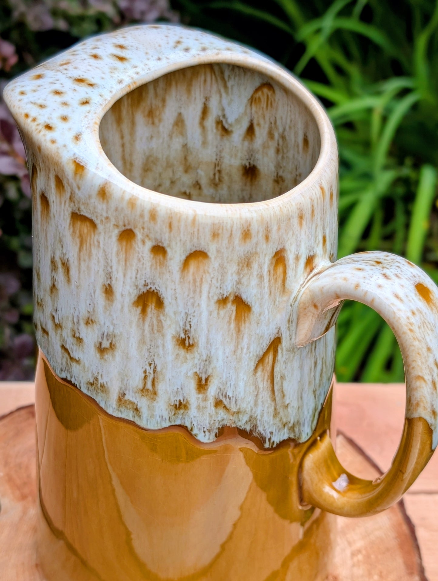 Bring timeless American craftsmanship into your home with this vintage Canonsburg Pottery Carefree Ironstone pitcher in the sought-after Butterscotch pattern. Its warm caramel glaze and signature white drip finish make it equally beautiful as a serving pitcher, floral vase, or rustic farmhouse accent.