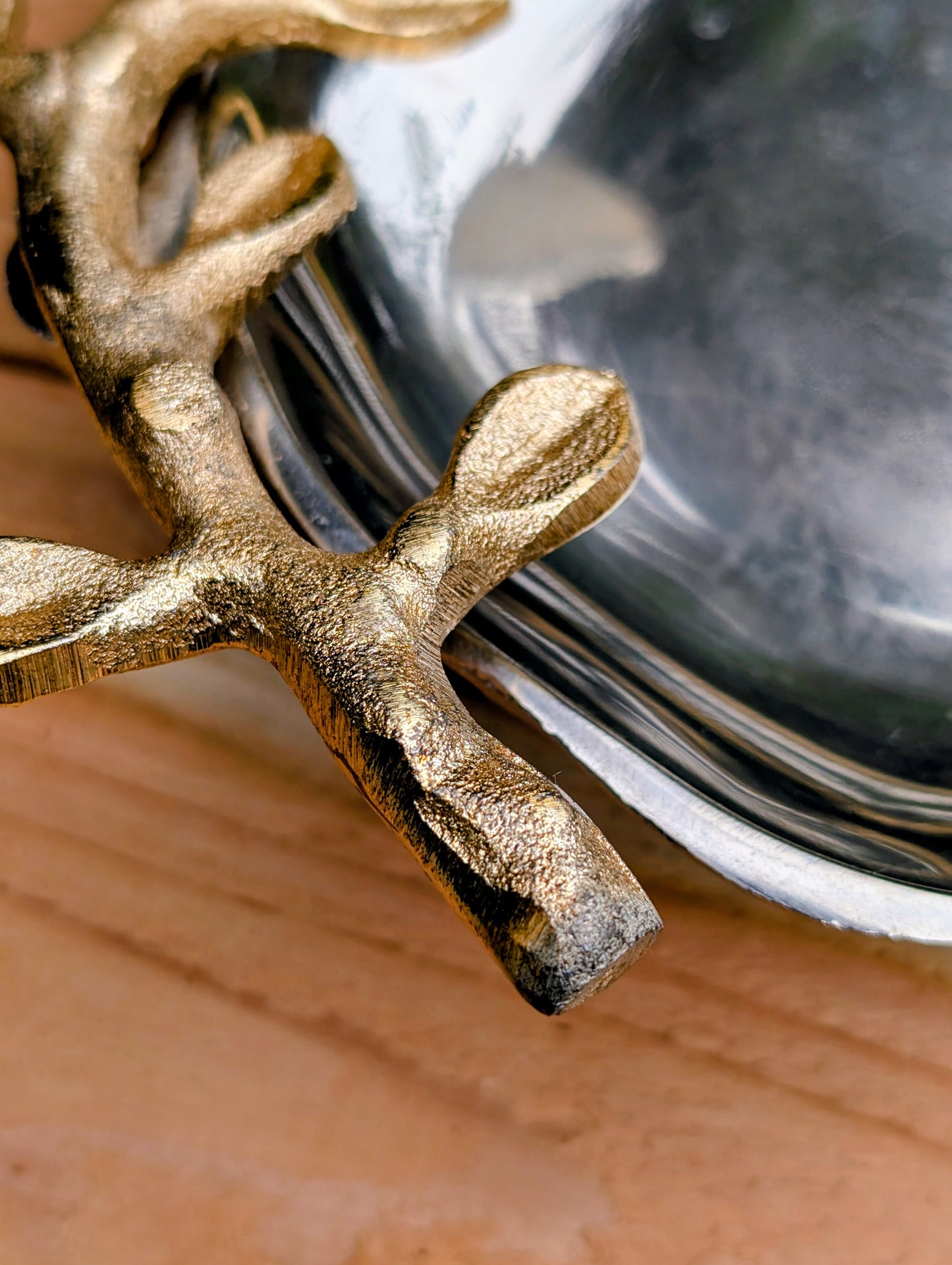 Bring the beauty of the forest indoors with this elegant cast aluminum serving platter featuring sculpted gold-tone branch handles and a delicate butterfly accent. Equally suited for entertaining or displaying seasonal décor, this nature-inspired piece blends organic artistry with timeless metallic finishes.