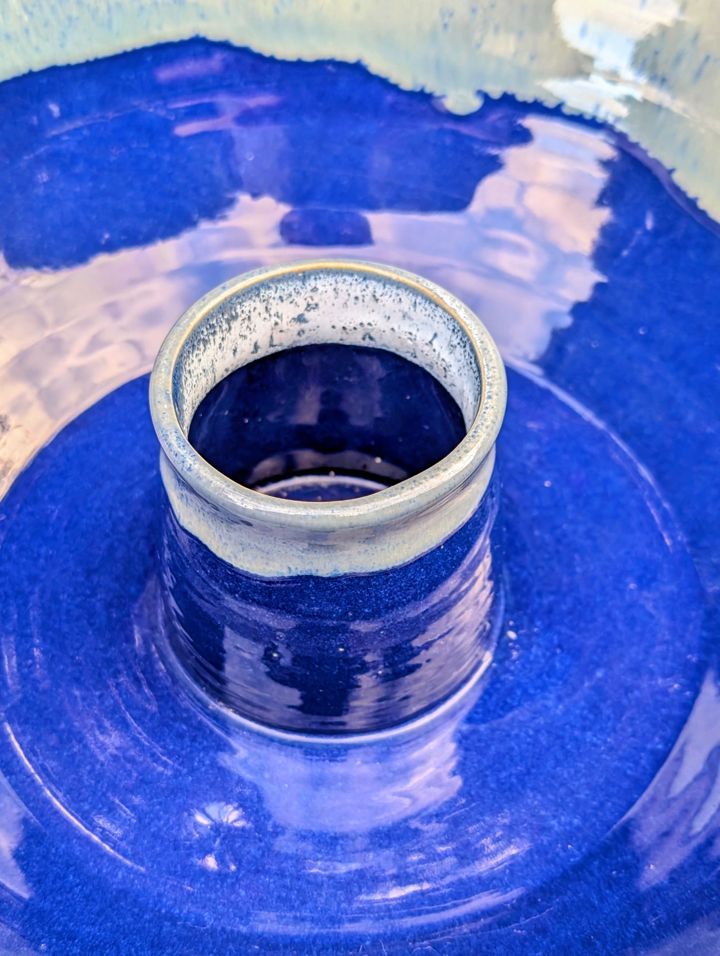 Bring handcrafted Southern stoneware into your kitchen with this vintage Tumbleweed Pottery Dixie Chicken Cooker. Designed to roast poultry upright for juicy, flavorful results, its vibrant cobalt blue glaze also makes it a beautiful serving and display piece when not in use.