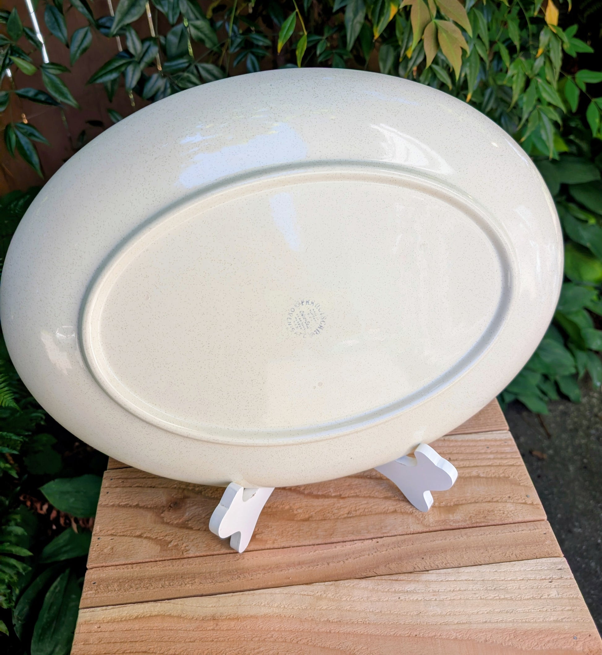 Celebrate the warmth of the harvest season with this authentic vintage Franciscan Ware Autumn Leaves oval serving platter. Made in California during the mid-century era, this beautifully preserved earthenware piece brings timeless craftsmanship and nature-inspired charm to both everyday dining and seasonal entertaining.