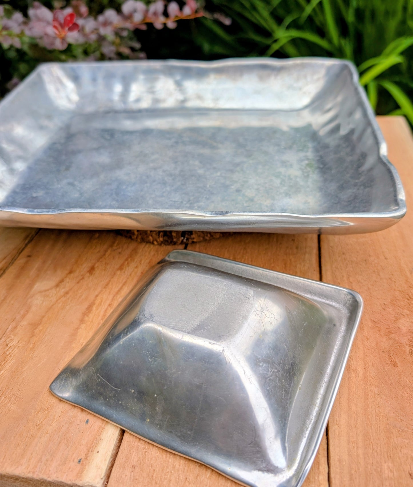 Elevate everyday entertaining with the handcrafted Beatriz Ball SOHO Linda Chip & Dip Serving Set. Made from hand-polished sand-cast aluminum, this contemporary two-piece serving platter combines timeless elegance with exceptional durability for gatherings large and small.