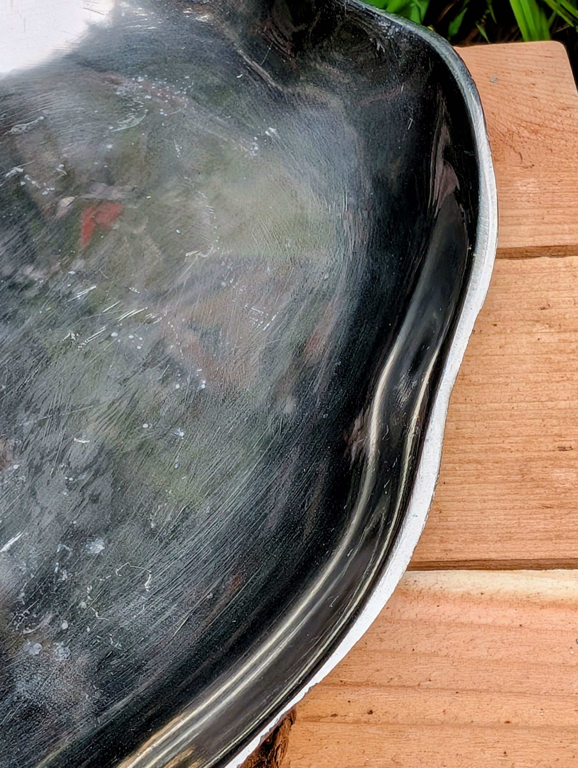 Bring the beauty of the forest indoors with this elegant cast aluminum serving platter featuring sculpted gold-tone branch handles and a delicate butterfly accent. Equally suited for entertaining or displaying seasonal décor, this nature-inspired piece blends organic artistry with timeless metallic finishes.
