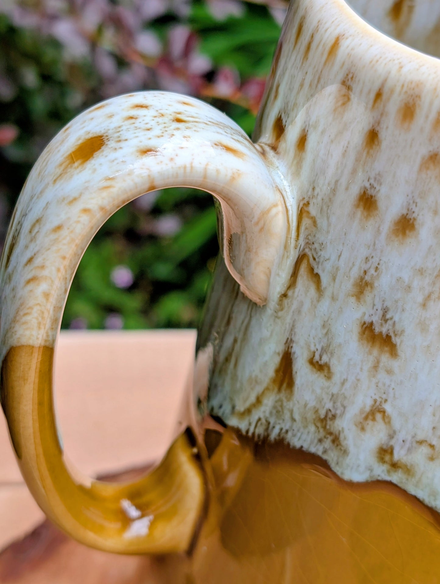 Bring timeless American craftsmanship into your home with this vintage Canonsburg Pottery Carefree Ironstone pitcher in the sought-after Butterscotch pattern. Its warm caramel glaze and signature white drip finish make it equally beautiful as a serving pitcher, floral vase, or rustic farmhouse accent.