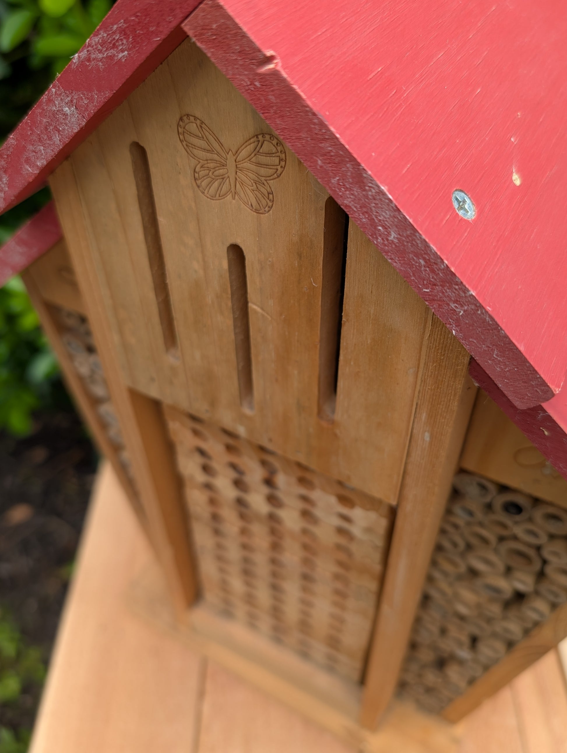 Create a welcoming refuge for native pollinators with this multi-chamber wooden insect hotel. Designed for solitary bees, butterflies, and other beneficial insects, it brings both natural beauty and ecological purpose to any garden or patio.