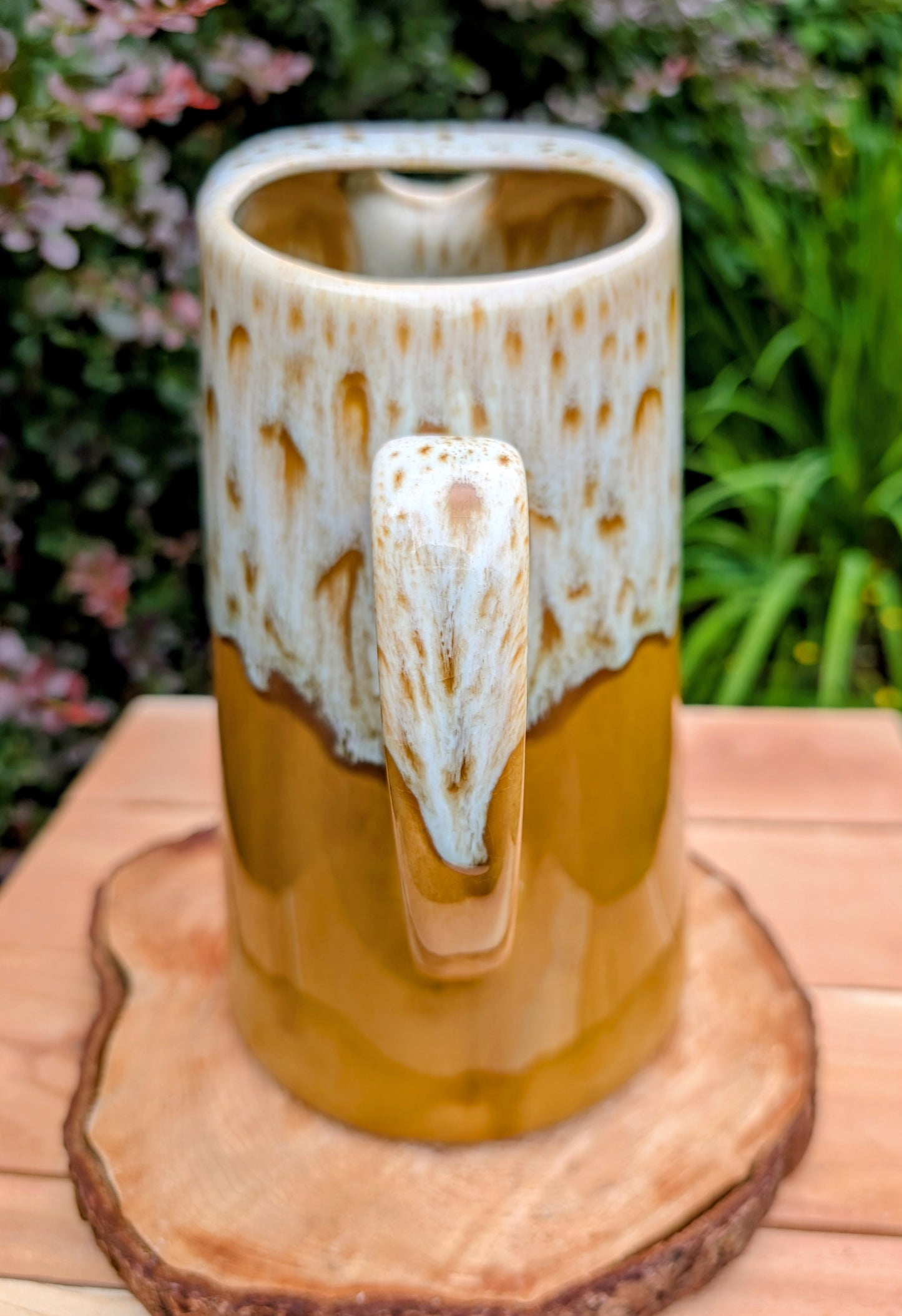 Bring timeless American craftsmanship into your home with this vintage Canonsburg Pottery Carefree Ironstone pitcher in the sought-after Butterscotch pattern. Its warm caramel glaze and signature white drip finish make it equally beautiful as a serving pitcher, floral vase, or rustic farmhouse accent.