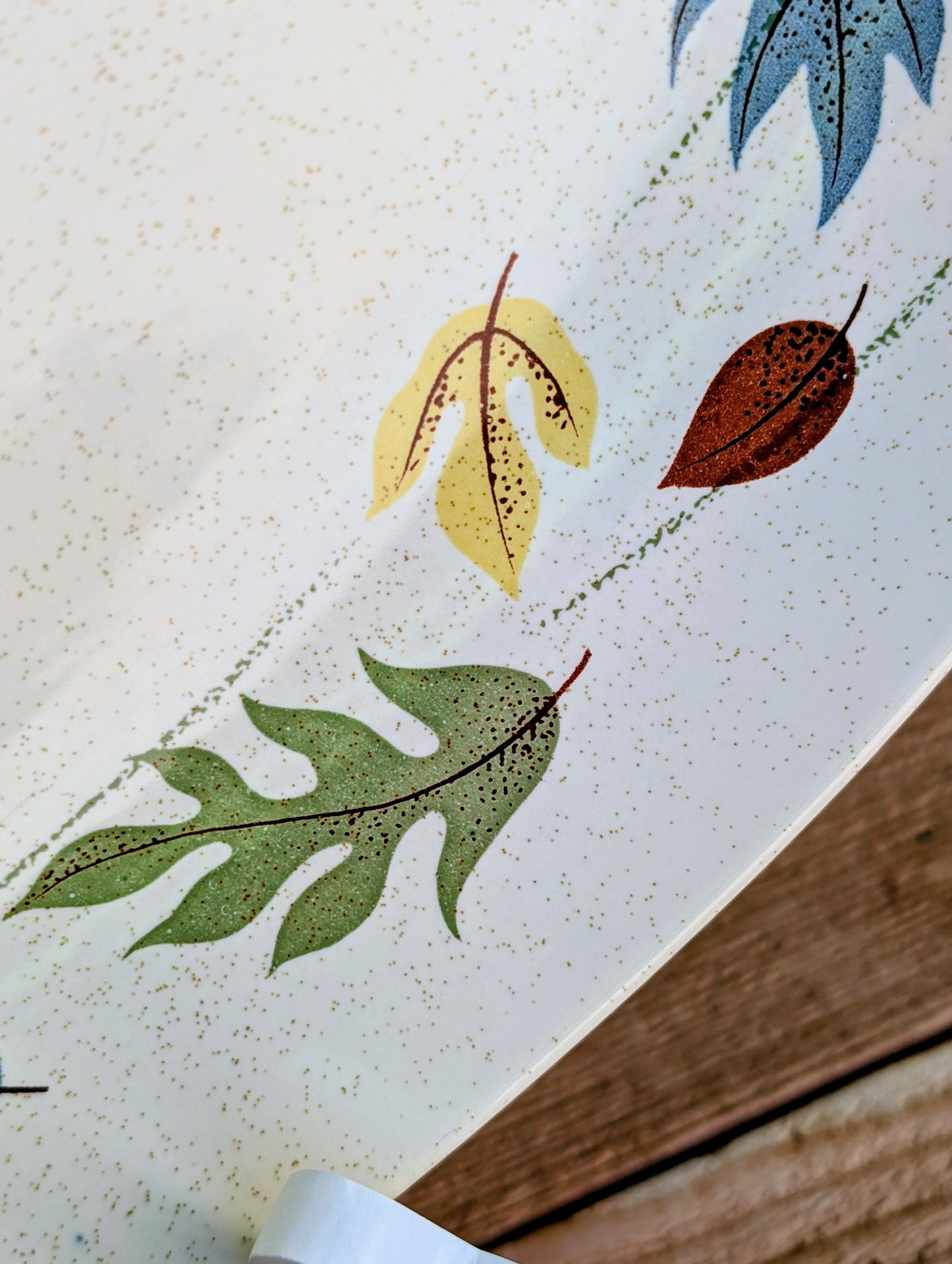 Celebrate the warmth of the harvest season with this authentic vintage Franciscan Ware Autumn Leaves oval serving platter. Made in California during the mid-century era, this beautifully preserved earthenware piece brings timeless craftsmanship and nature-inspired charm to both everyday dining and seasonal entertaining.