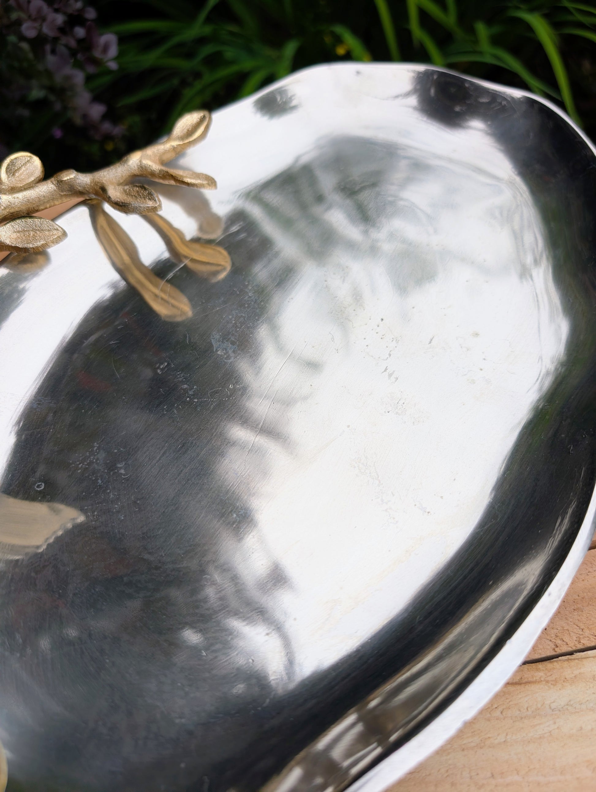 Bring the beauty of the forest indoors with this elegant cast aluminum serving platter featuring sculpted gold-tone branch handles and a delicate butterfly accent. Equally suited for entertaining or displaying seasonal décor, this nature-inspired piece blends organic artistry with timeless metallic finishes.