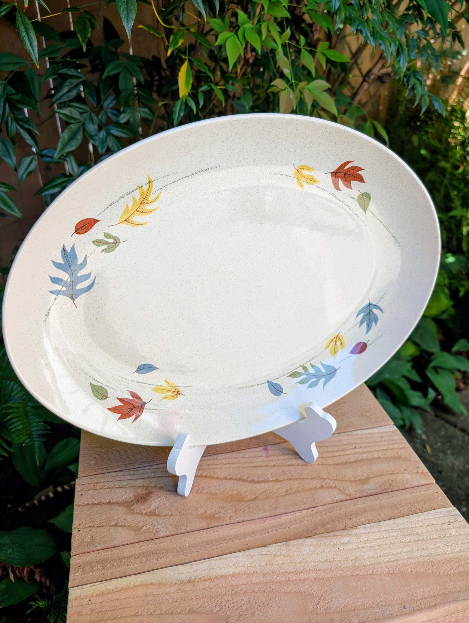 Celebrate the warmth of the harvest season with this authentic vintage Franciscan Ware Autumn Leaves oval serving platter. Made in California during the mid-century era, this beautifully preserved earthenware piece brings timeless craftsmanship and nature-inspired charm to both everyday dining and seasonal entertaining.