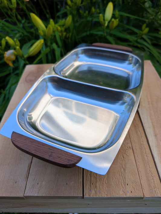Invite a greater variety of backyard birds to your garden with this repurposed vintage stainless steel divided serving tray. Featuring two feeding compartments and warm wood handles, this one-of-a-kind piece combines timeless vintage style with practical bird-friendly function.