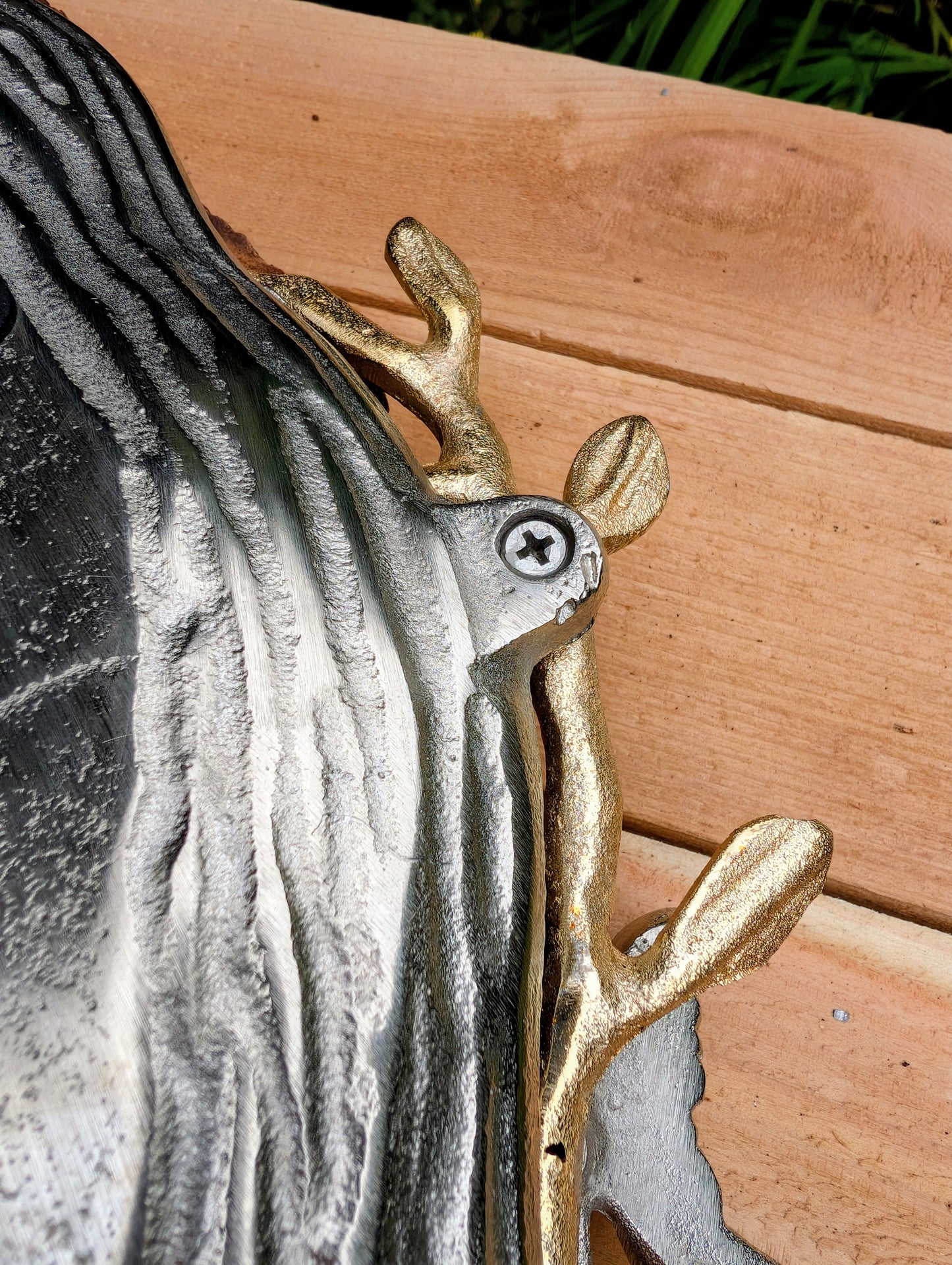 Bring the beauty of the forest indoors with this elegant cast aluminum serving platter featuring sculpted gold-tone branch handles and a delicate butterfly accent. Equally suited for entertaining or displaying seasonal décor, this nature-inspired piece blends organic artistry with timeless metallic finishes.