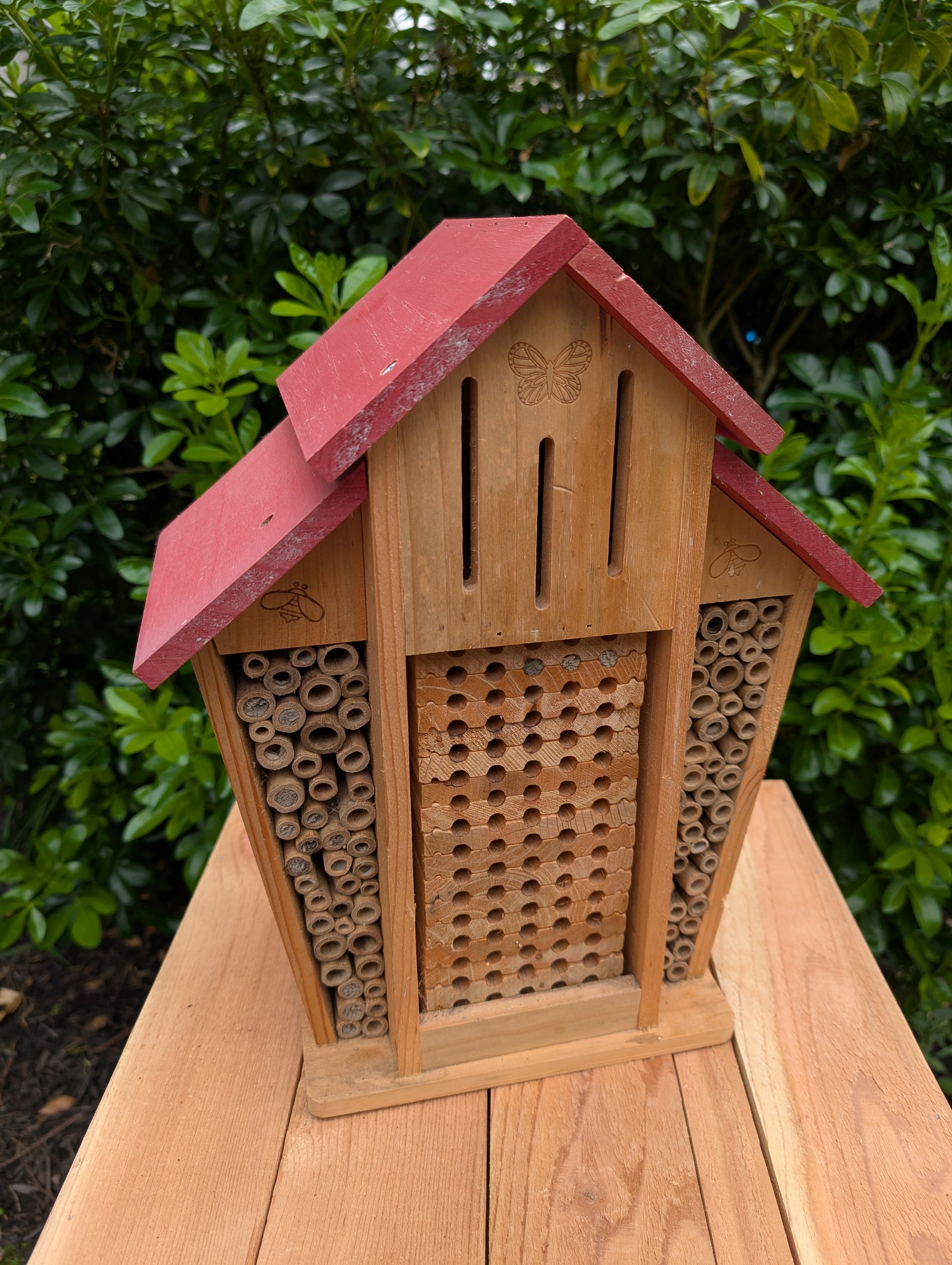 Create a welcoming refuge for native pollinators with this multi-chamber wooden insect hotel. Designed for solitary bees, butterflies, and other beneficial insects, it brings both natural beauty and ecological purpose to any garden or patio.
