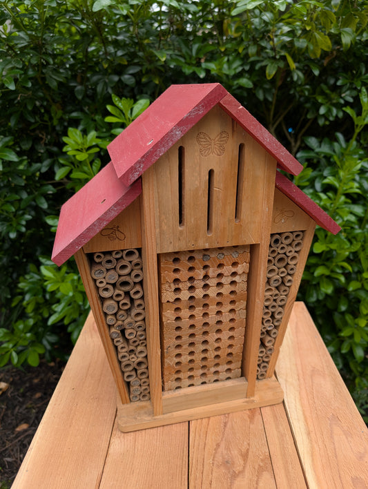 Create a welcoming refuge for native pollinators with this multi-chamber wooden insect hotel. Designed for solitary bees, butterflies, and other beneficial insects, it brings both natural beauty and ecological purpose to any garden or patio.