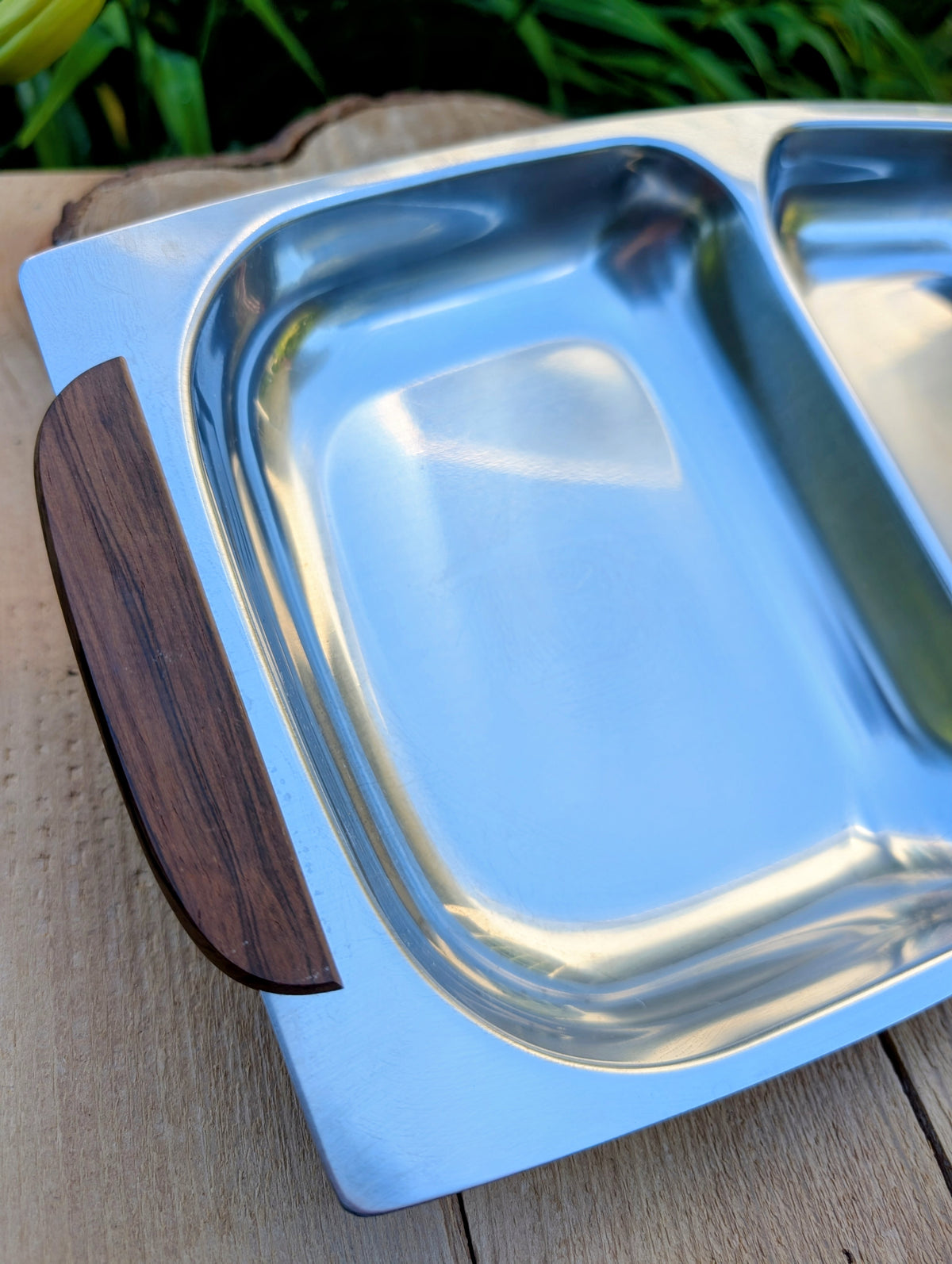 Invite a greater variety of backyard birds to your garden with this repurposed vintage stainless steel divided serving tray. Featuring two feeding compartments and warm wood handles, this one-of-a-kind piece combines timeless vintage style with practical bird-friendly function.