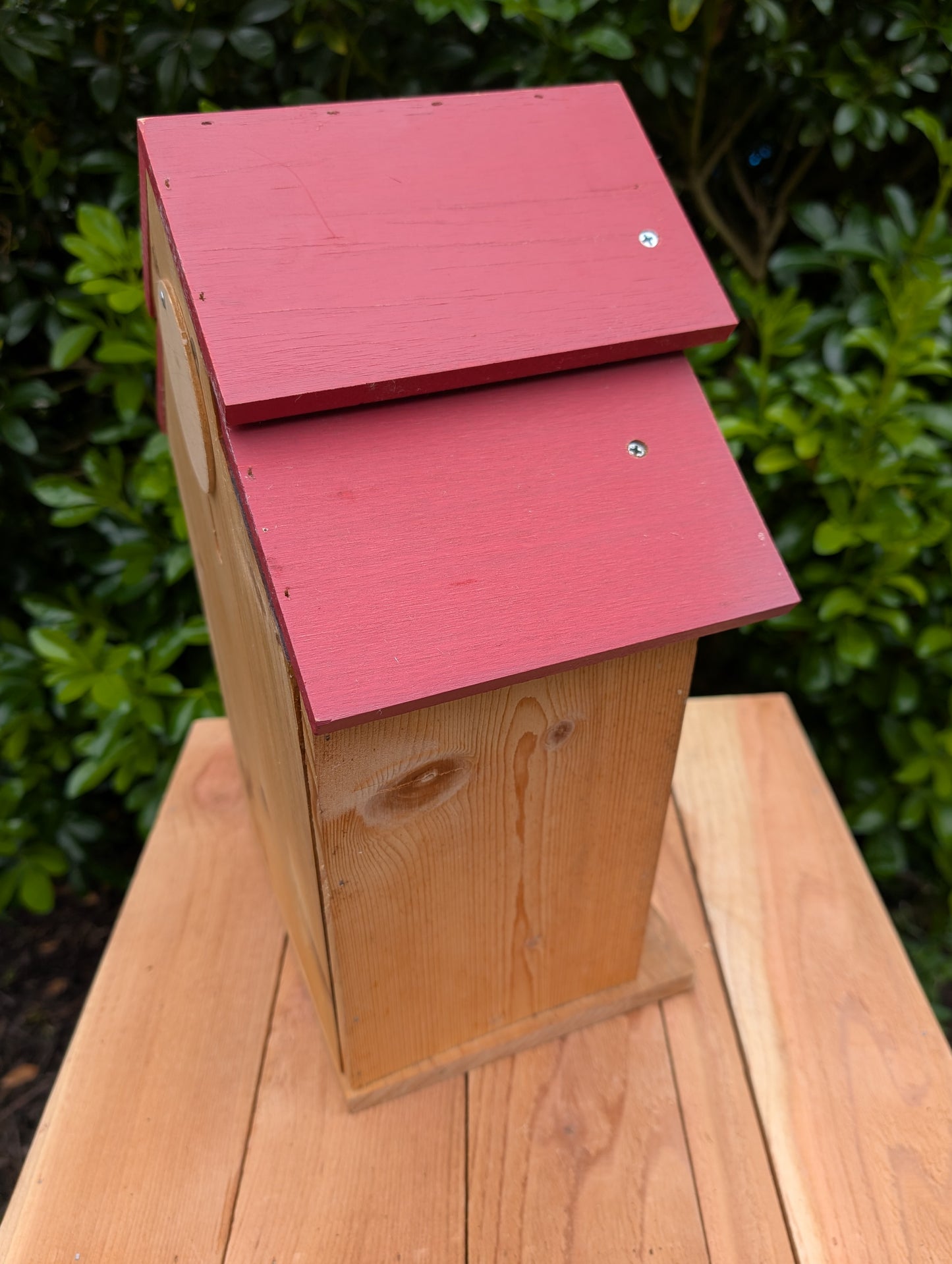 Create a welcoming refuge for native pollinators with this multi-chamber wooden insect hotel. Designed for solitary bees, butterflies, and other beneficial insects, it brings both natural beauty and ecological purpose to any garden or patio.
