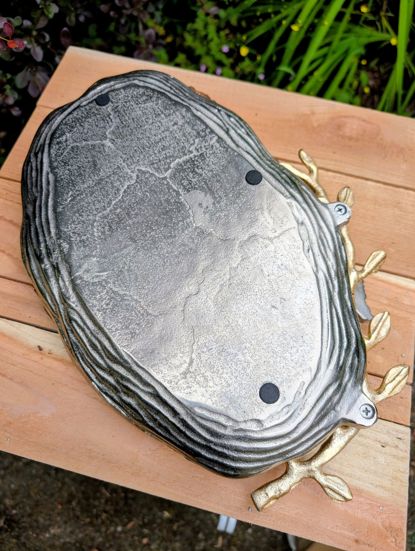 Bring the beauty of the forest indoors with this elegant cast aluminum serving platter featuring sculpted gold-tone branch handles and a delicate butterfly accent. Equally suited for entertaining or displaying seasonal décor, this nature-inspired piece blends organic artistry with timeless metallic finishes.
