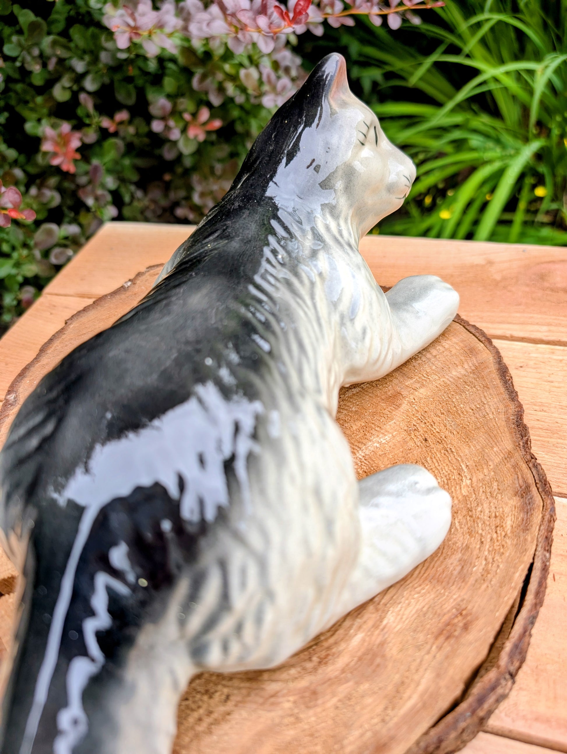 Bring a touch of mid-century whimsy to your home or garden with this vintage hand-painted ceramic wall hugger cat. Its generous 14-inch size, expressive face, and glossy gray-and-black finish make it a charming collectible for cat lovers and vintage décor enthusiasts alike.