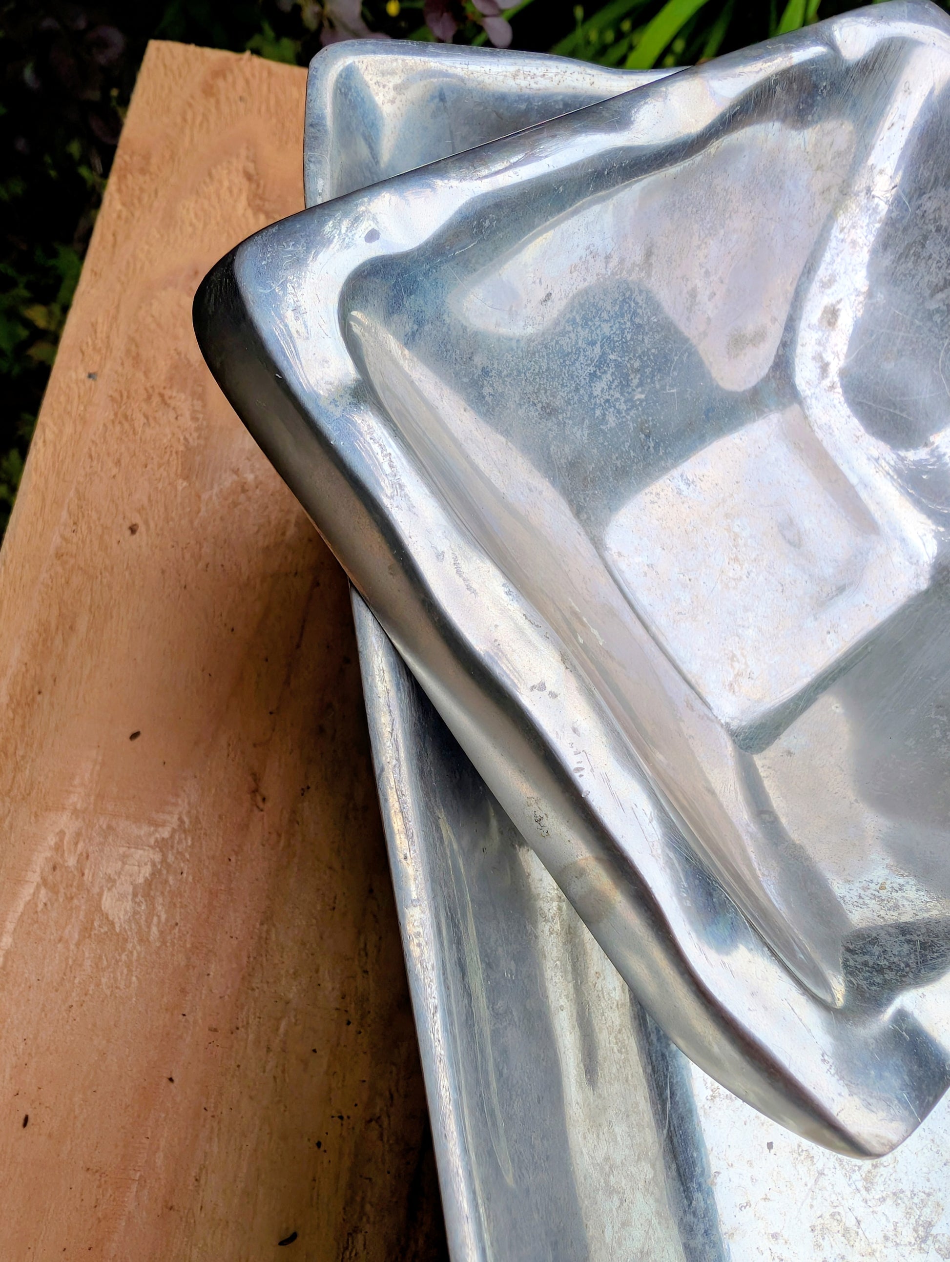 Elevate everyday entertaining with the handcrafted Beatriz Ball SOHO Linda Chip & Dip Serving Set. Made from hand-polished sand-cast aluminum, this contemporary two-piece serving platter combines timeless elegance with exceptional durability for gatherings large and small.
