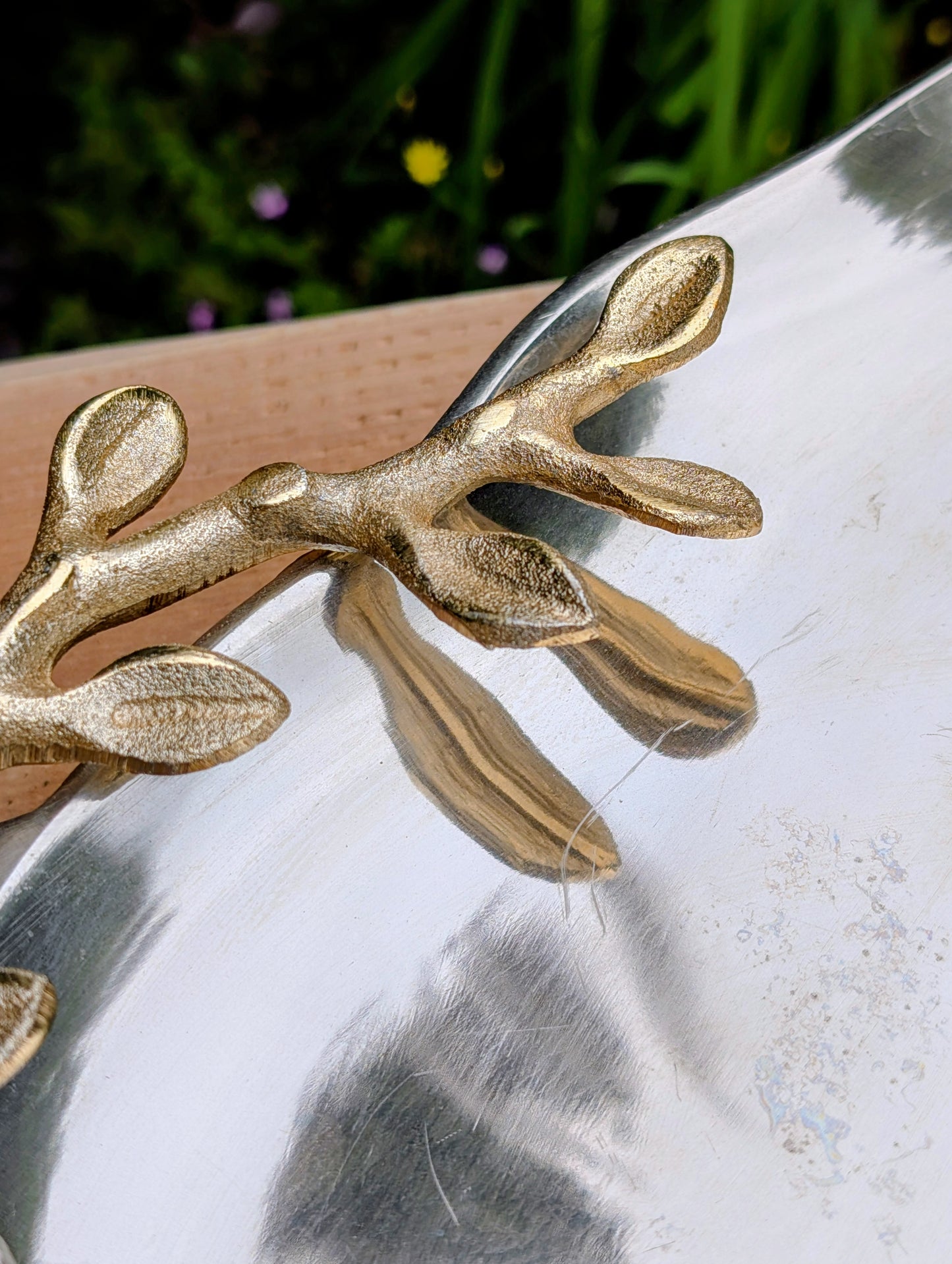 Bring the beauty of the forest indoors with this elegant cast aluminum serving platter featuring sculpted gold-tone branch handles and a delicate butterfly accent. Equally suited for entertaining or displaying seasonal décor, this nature-inspired piece blends organic artistry with timeless metallic finishes.